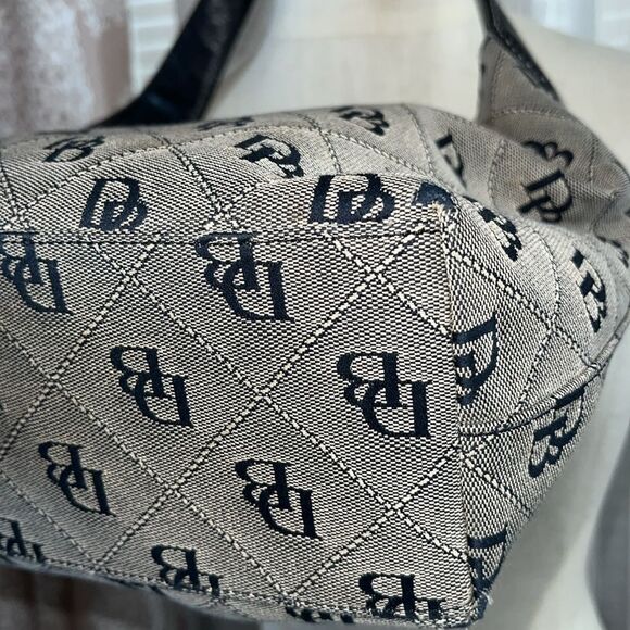 Black and white Dooney and bourke. - Picture 3 of 10